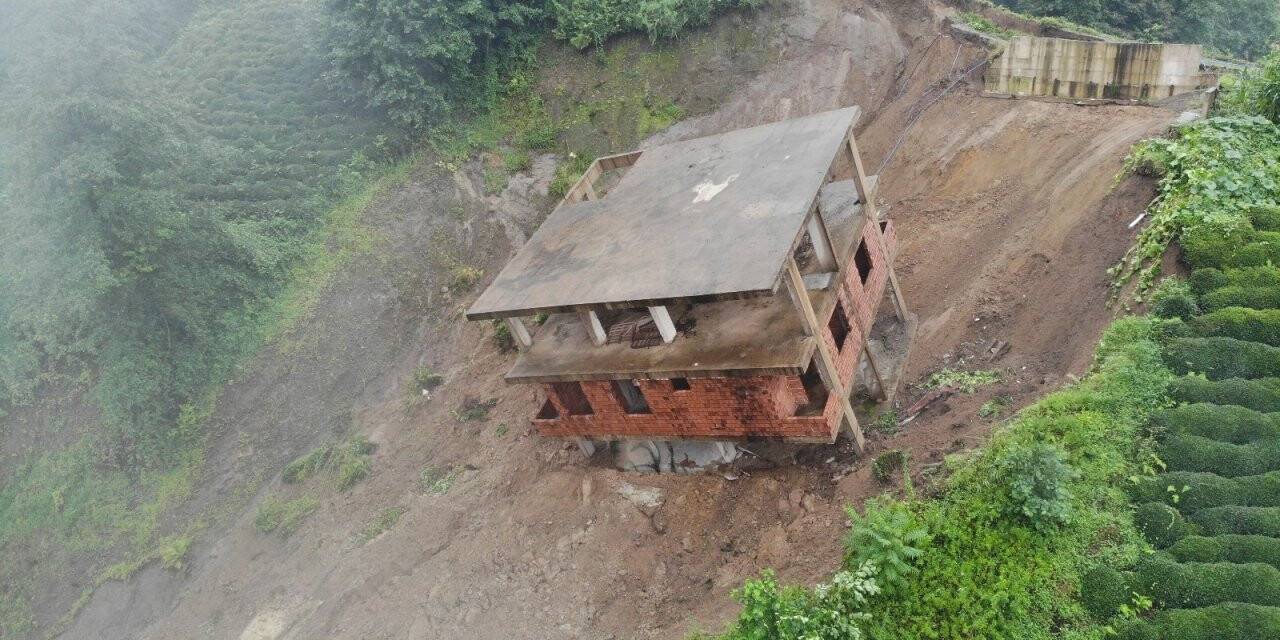 Rize’de 3 katlı bina heyelanda sürüklendi
