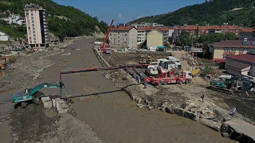 Kastamonu'nun Bozkurt ilçesindeki Ezine Çayı üzerine seyyar köprü inşa ediliyor
