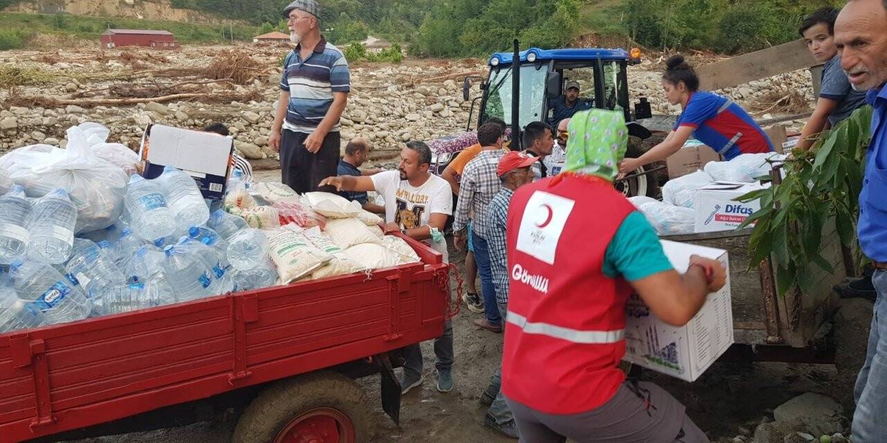 Kızılay tarafından, bin 91 gönüllü ve uzman ile sel bölgelerinde yardım çalışmalarına devam ediliyor