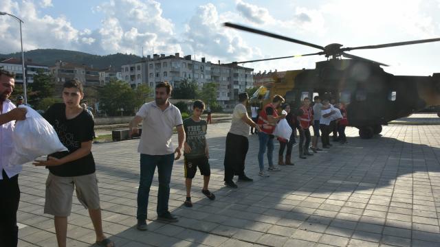 Sel felaketinin yaşandığı Bozkurt'ta köylere helikopterle erzak yardımı yapılıyor