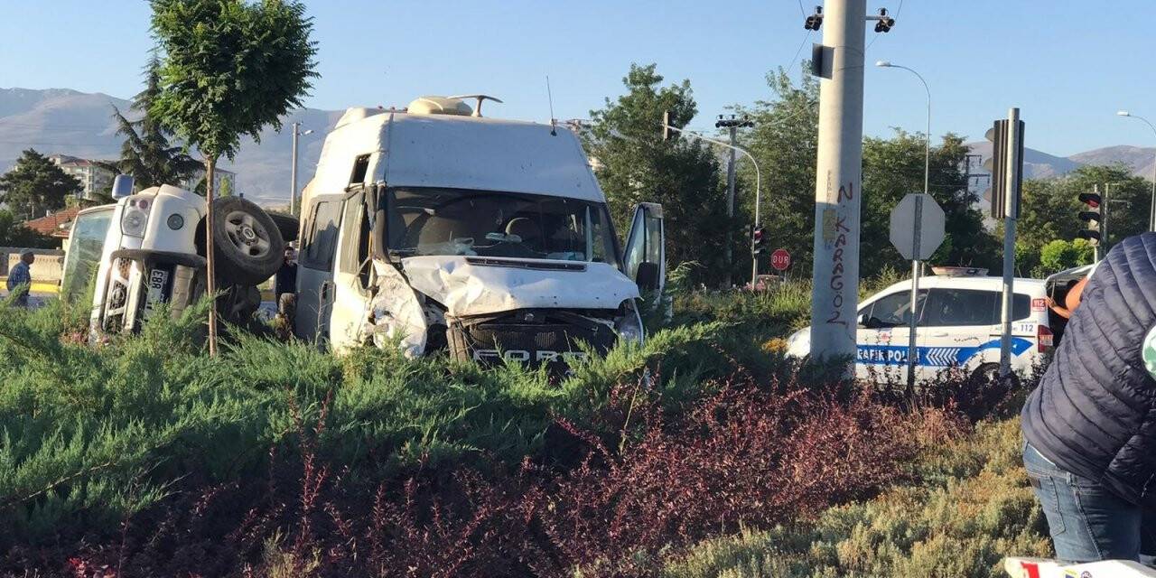 Konya’da minibüs ile kamyonet çarpıştı: 1 yaralı