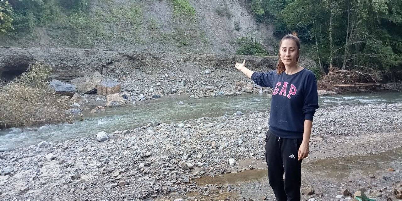 Sele kapılmaktan çöken yol sayesinde kurtuldular