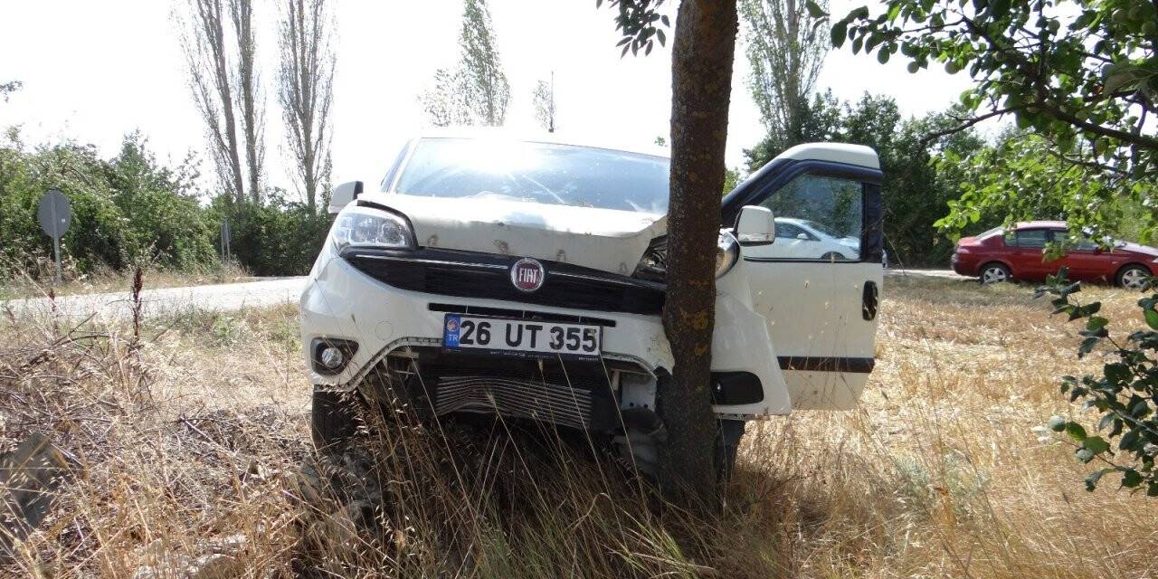 Kaza yapmamak için tarlaya girdi, ağaca çarparak durabildi