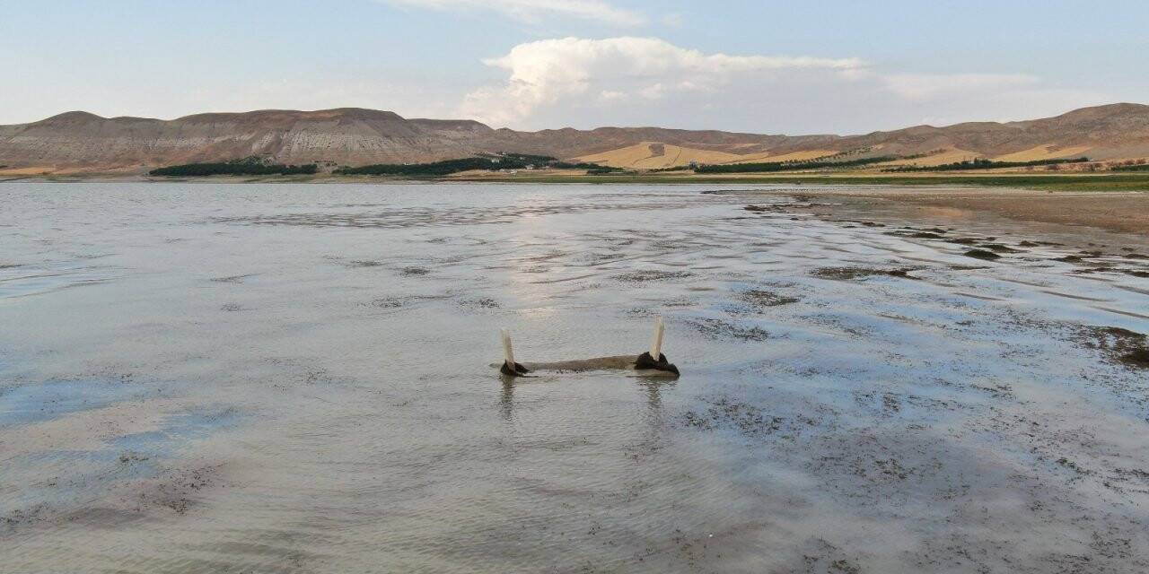 Baraj suları 150 metre çekildi, 700 yıllık mezarlık gün yüzüne çıktı