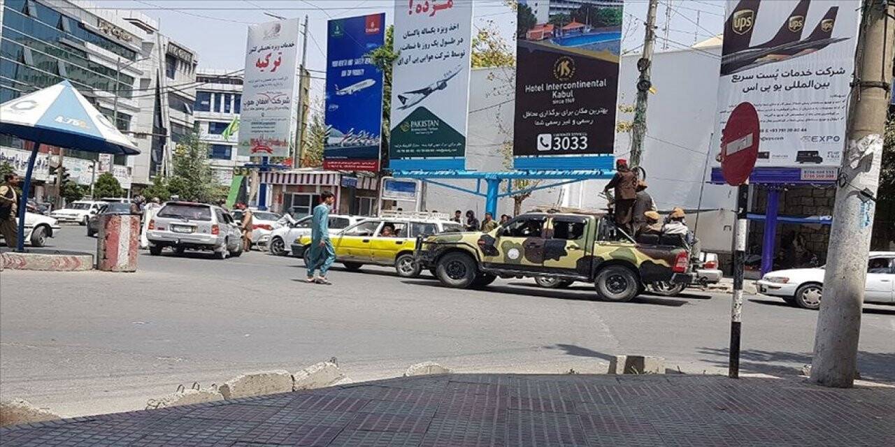 Taliban basın sorumlusu Afgan kadın sunucunun programında soruları yanıtladı