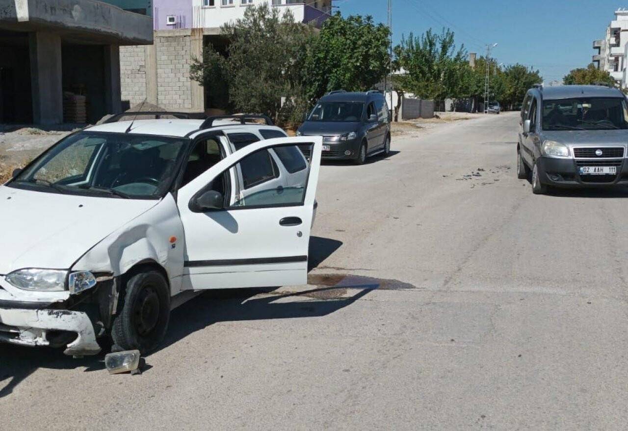 Ehliyetsiz sürücü otomobile çarptı: 1 yaralı