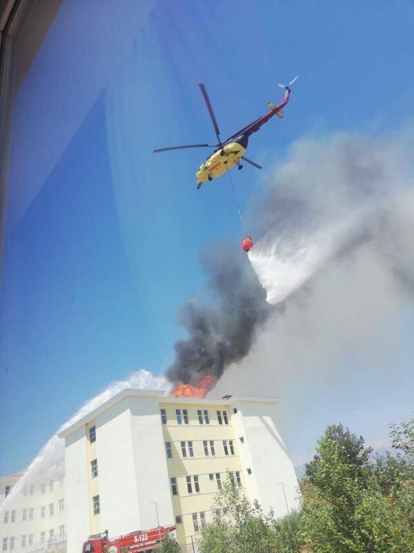 Kumluca’da yurttaki yangına müdahale sürüyor