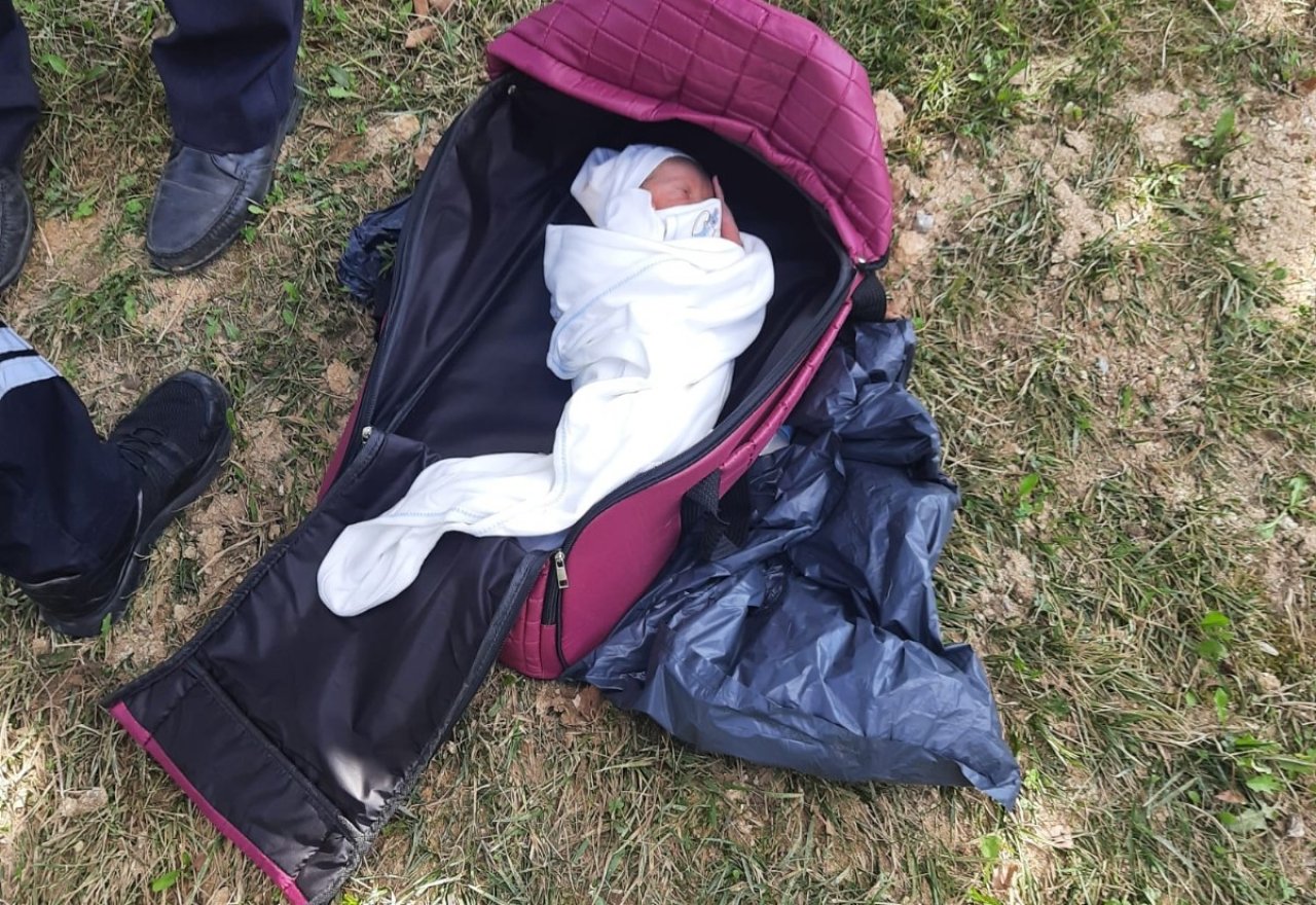Parkta yeni doğmuş bebek bulundu