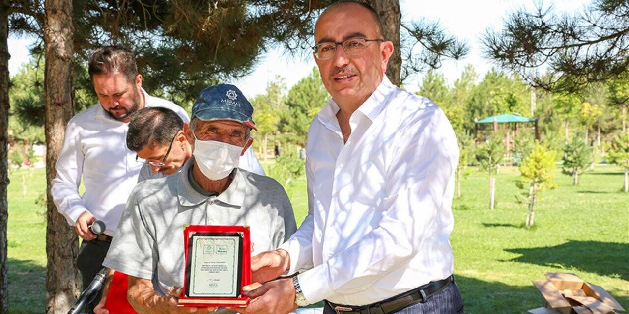 Başkan Kavuş’tan üstün performans gösteren personele plaket