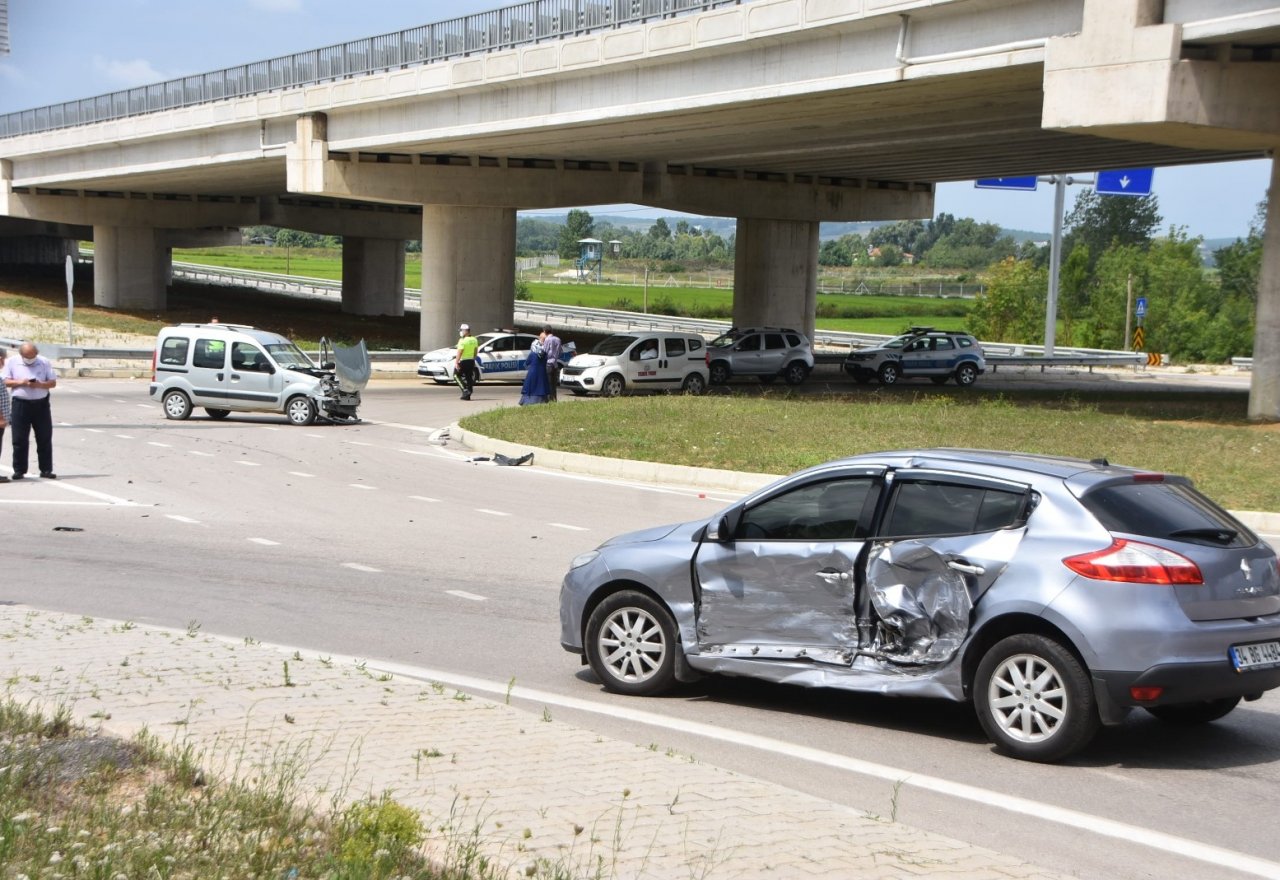 Sinop’ta kavşak altında kaza: 2 yaralı
