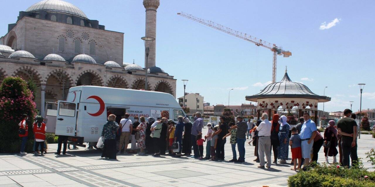 Kızılay’dan vatandaşlara aşure