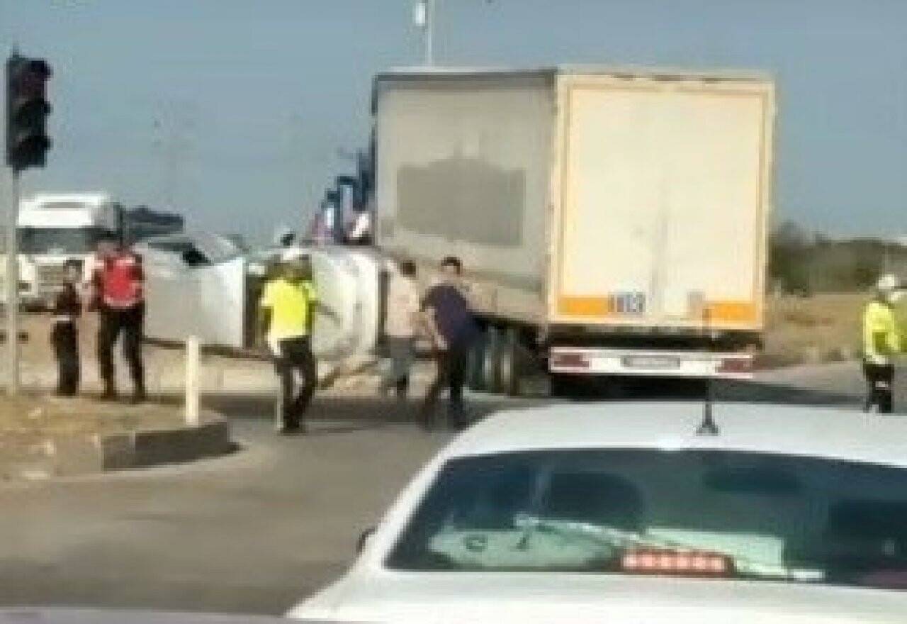 Kırmızı ışıkta geçen tır ortalığı savaş alanına çevirdi