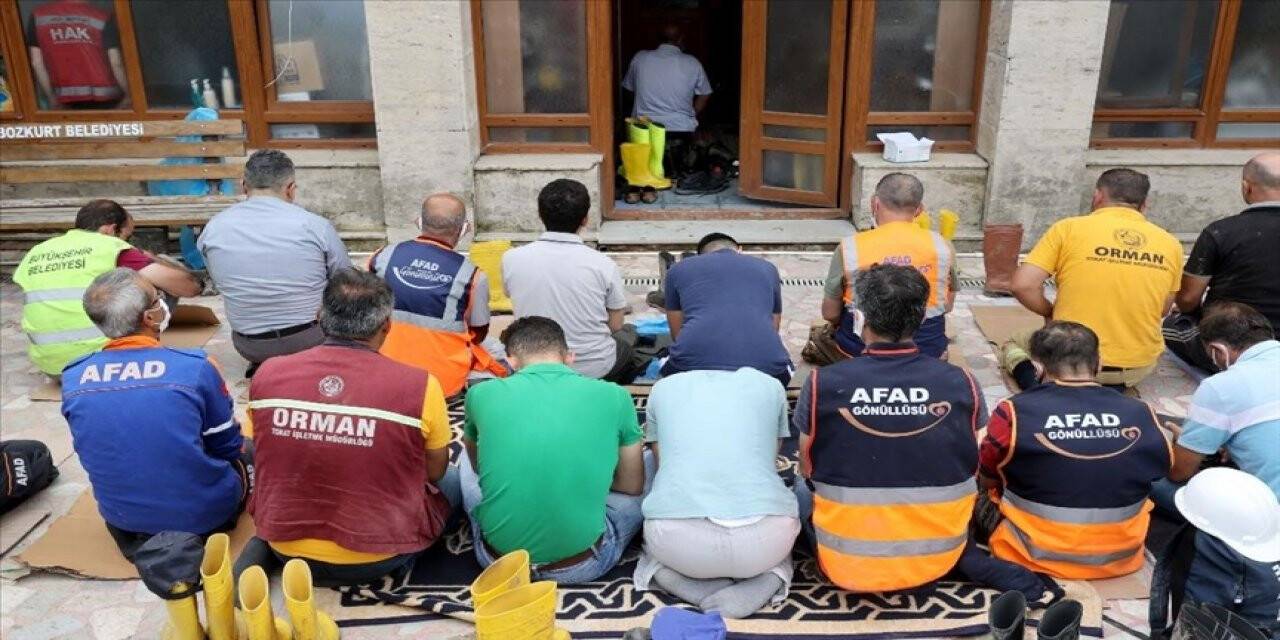 Bozkurt'taki selden etkilenen 113 yıllık camide cuma namazı kılındı