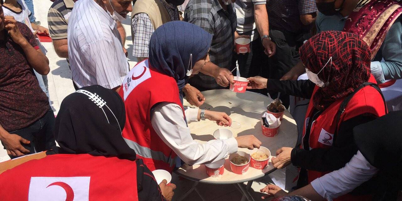 Kızılay Kulu'da aşure dağıttı