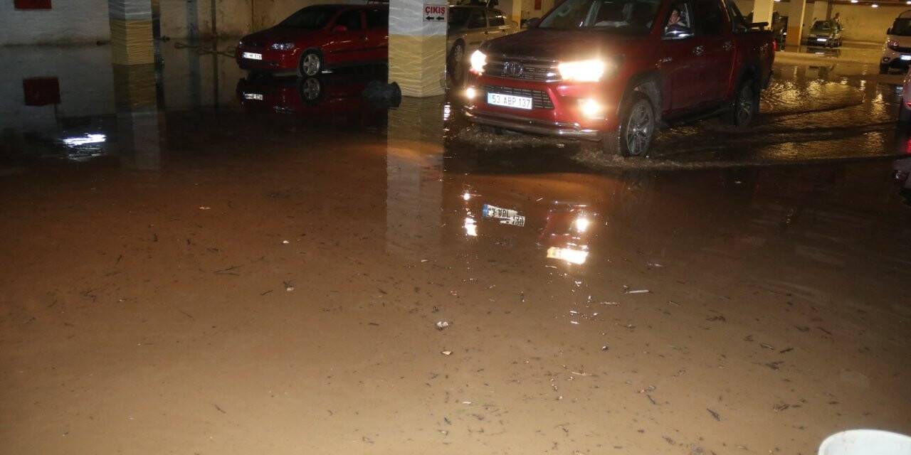 Rize’de şiddetli yağış nedeniyle şehir merkezini su bastı