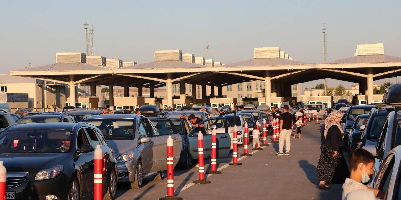 Kapıkule’den saatte 230 araç geçiyor