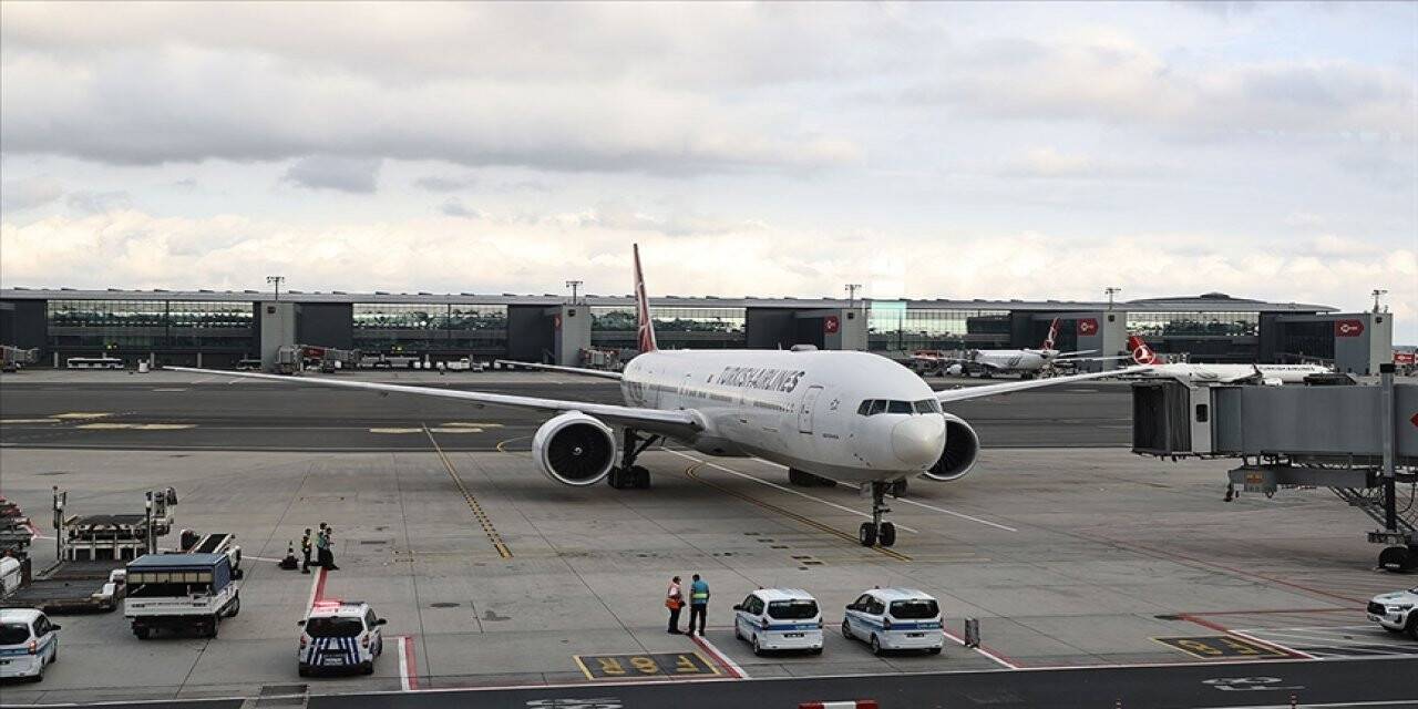 Afganistan'dan tahliye edilen 160 yolcu, İslamabad aktarmalı İstanbul'a getirildi