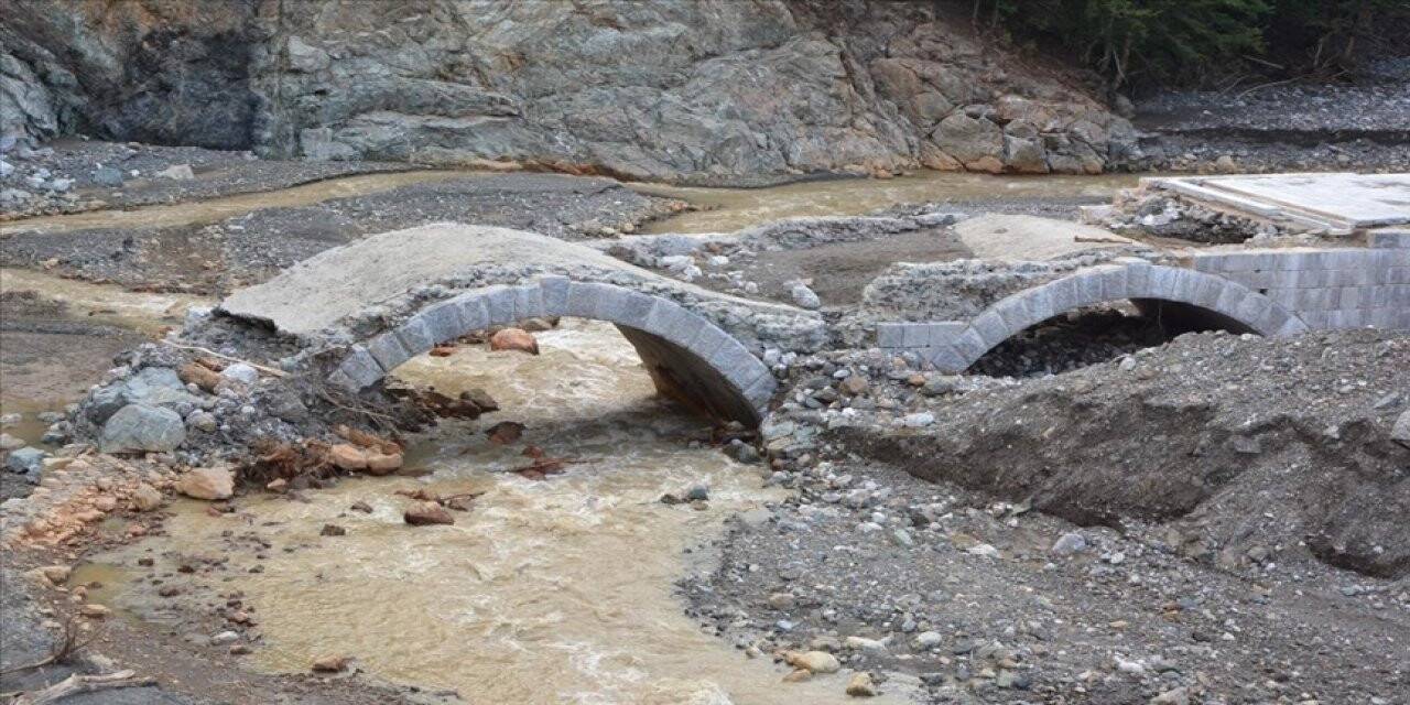 Kastamonu'daki selde, İstiklal Yolu üzerindeki 122 yıllık tarihi köprü de zarar gördü