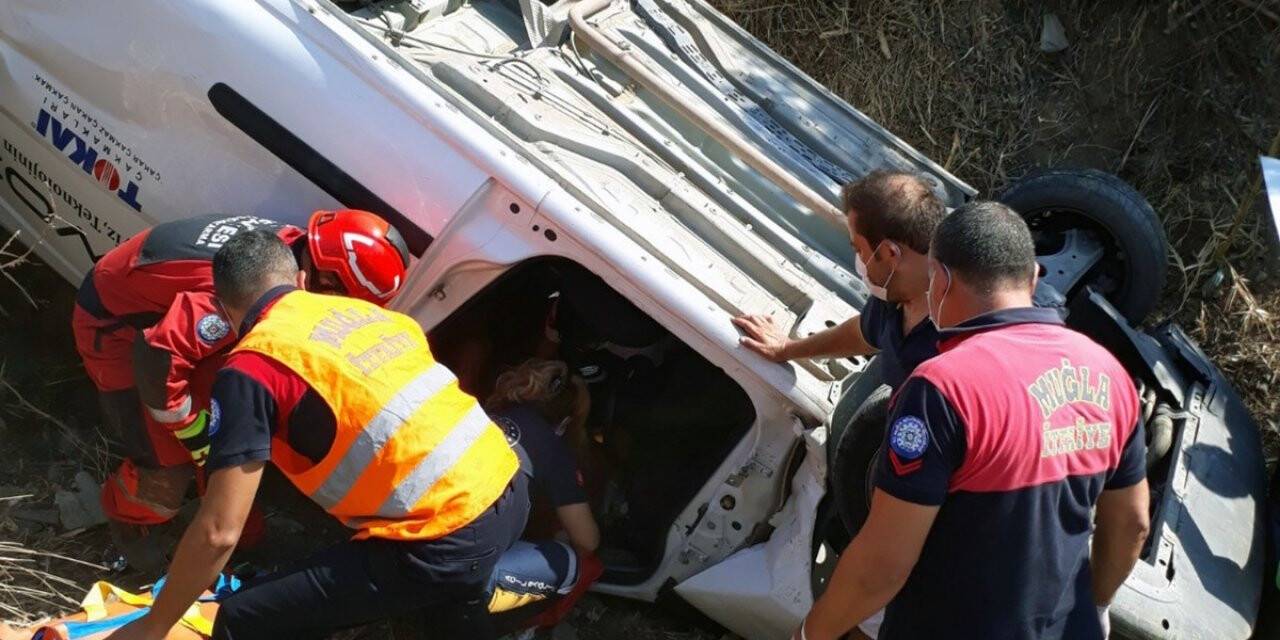 Takla atan araçta sıkışan sürücüyü itfaiye kurtardı