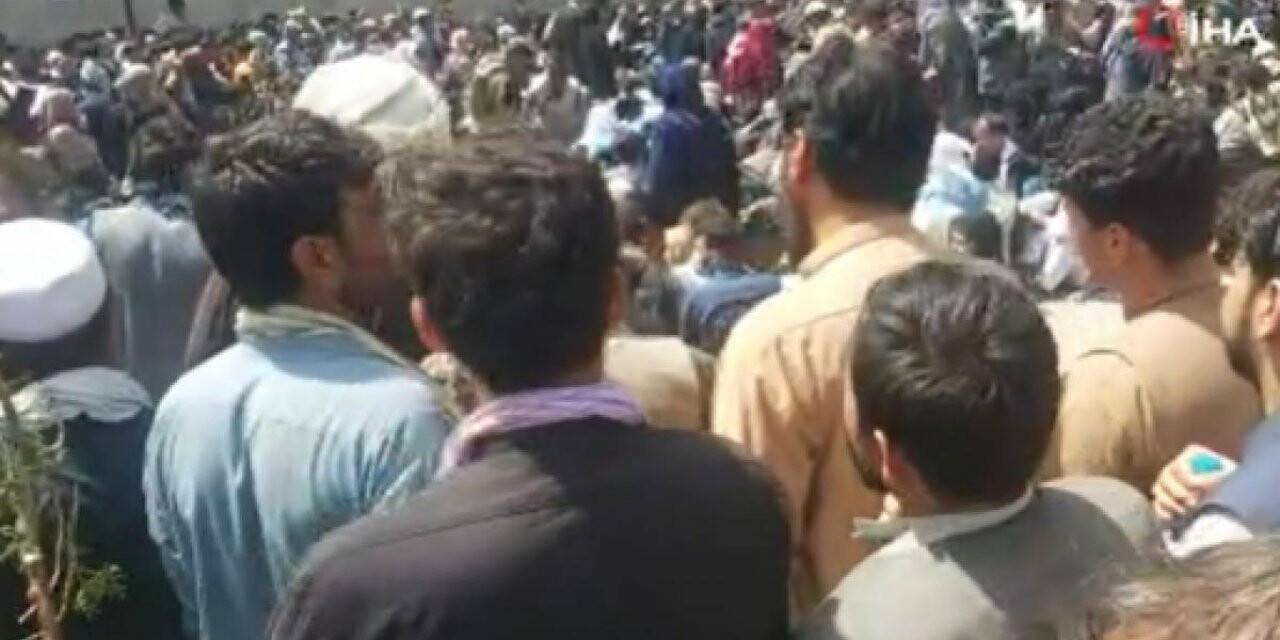 Kabil Havalimanı’ndaki umutlu bekleyiş sürüyor