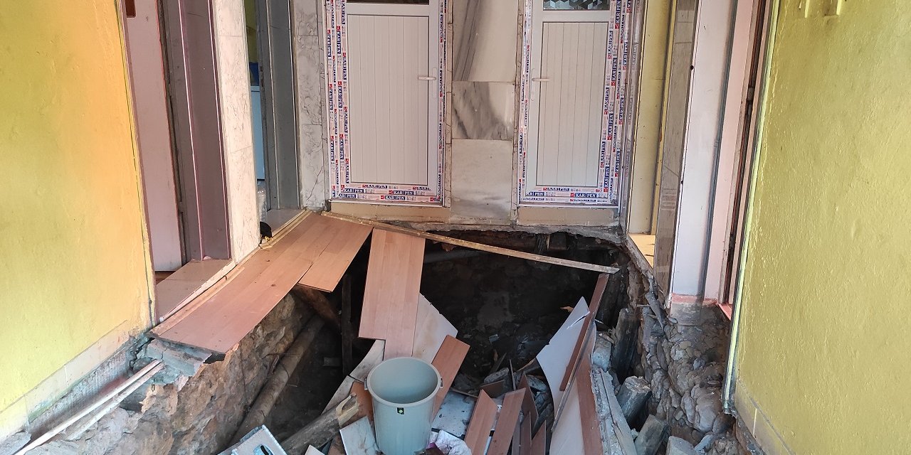 Konya'da zemini çöken müstakil evdeki kadın ile torunu yaralandı