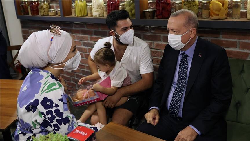 Cumhurbaşkanı Erdoğan, Çengelköy'de bir restorana uğradı