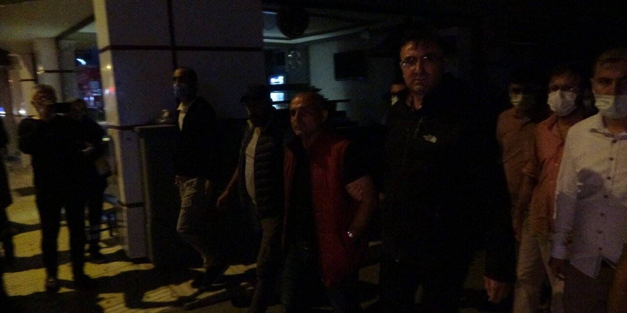 4 kişiyi rehin alan saldırgan 5 saat sonra polise teslim oldu