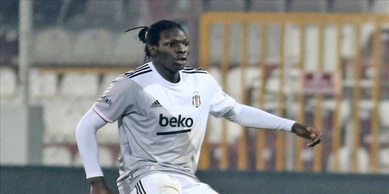 Beşiktaş'ta maçta fenalaşarak kendini yere bırakan N'Sakala hastaneye kaldırıldı