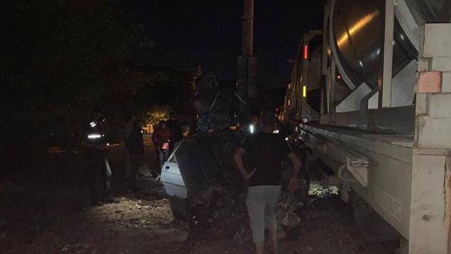 Yük treni otomobile çarptı: 2 ölü
