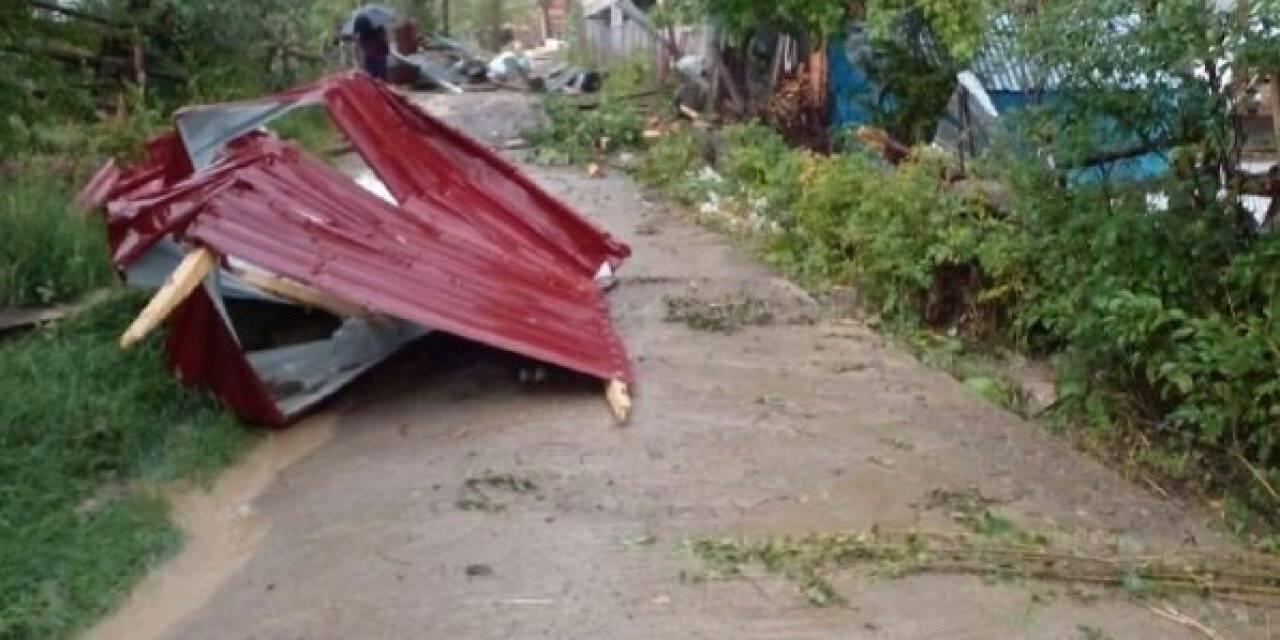 Artvin’de hortum evlerin ve ahırların çatısını uçurdu