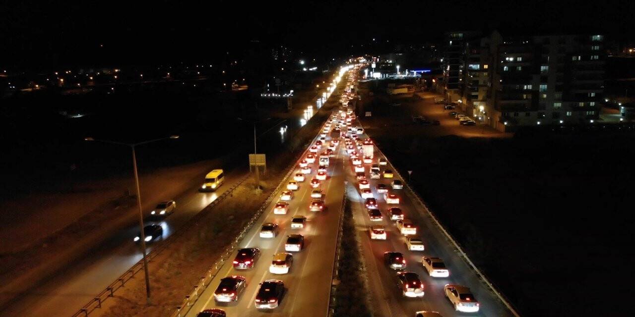 43 ilin geçiş güzergâhında trafik kilit: Yoğunluk havadan görüntülendi