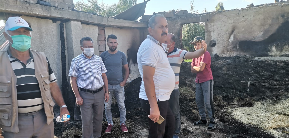 Seydişehir'de ahırı yanan vatandaşa Başkan Tutal'dan destek