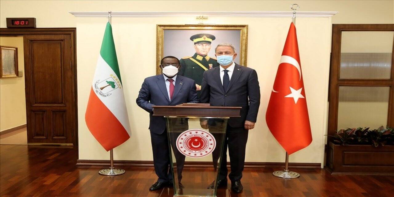 Bakan Akar, Ekvator Ginesi Savunma Bakanı ile anlaşma imzaladı
