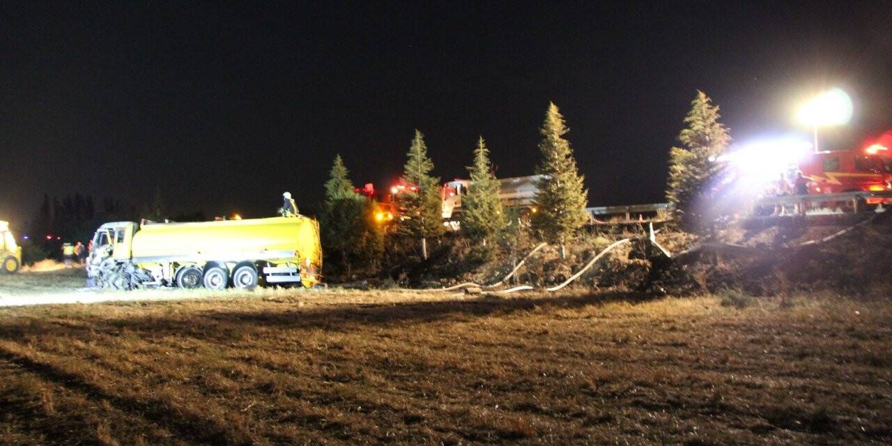 Yoldan çıkan tanker boş arazide alev topuna döndü