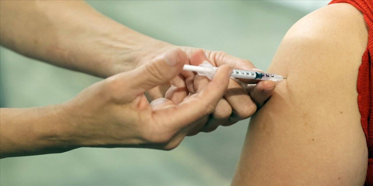18 yaş ve üstü her 4 kişiden 3'ü en az bir doz aşısını yaptırdı