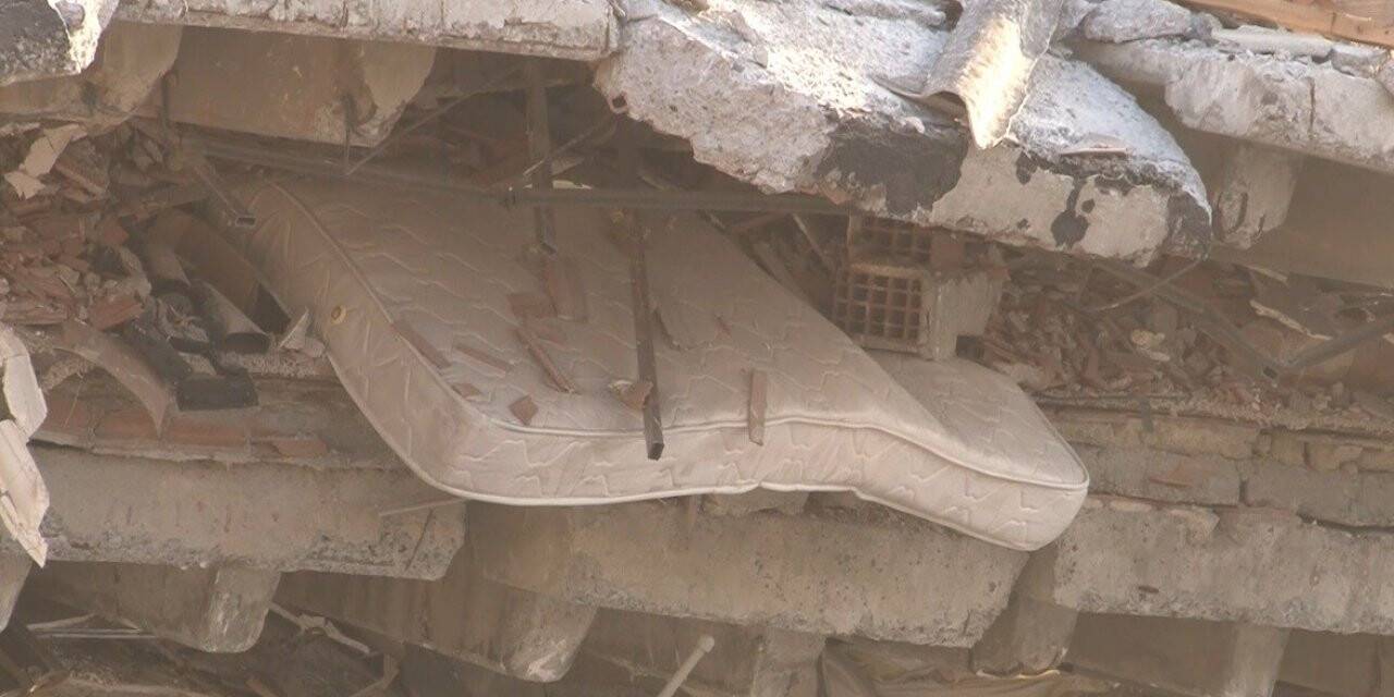 Başakşehir’de çöken mobilya mağazası kontrollü şekilde yıkıldı