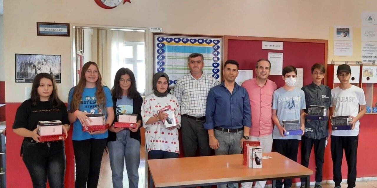 Konya'daki muhtardan mahallesindeki başarılı öğrencilere ödül