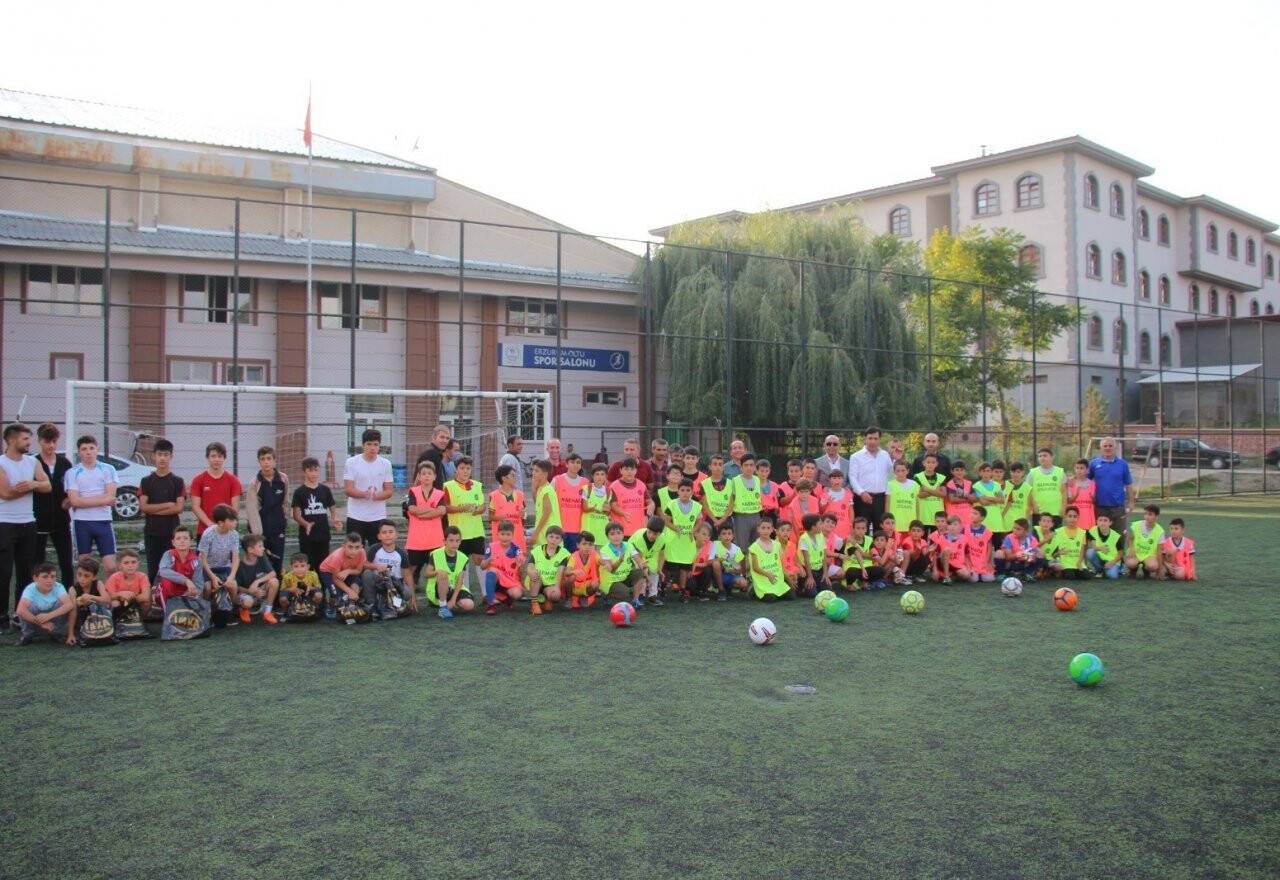 Öğrencilere spor kıyafetleri dağıttılar