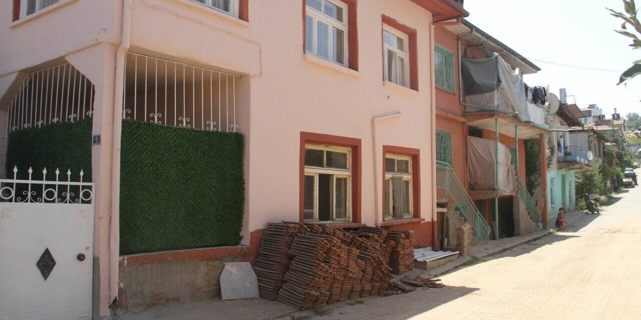 Boya yaparken pencereden düşüp hastanelik oldu