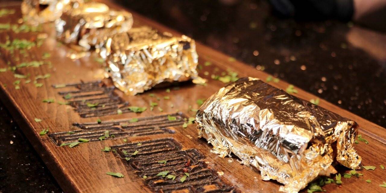 24 ayar altın kaplamalı tavuk döner