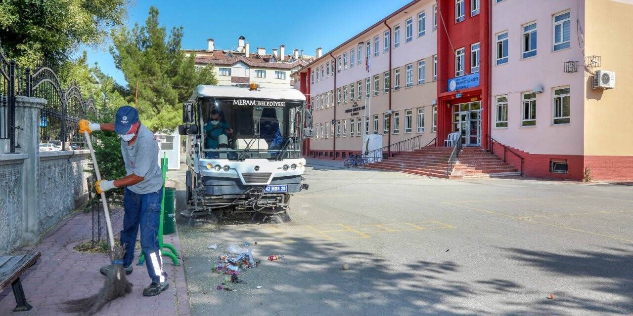 Meram’da okul bahçeleri temizleniyor