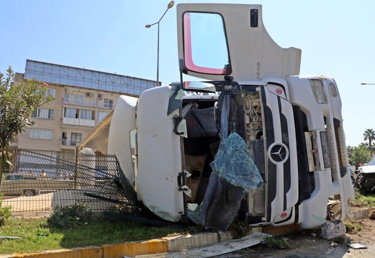 Hafriyat kamyonu devrildi, tonlarca kum yola saçıldı