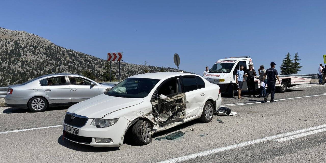 Antalya-Konya yolunda trafik kazası: 4 yaralı