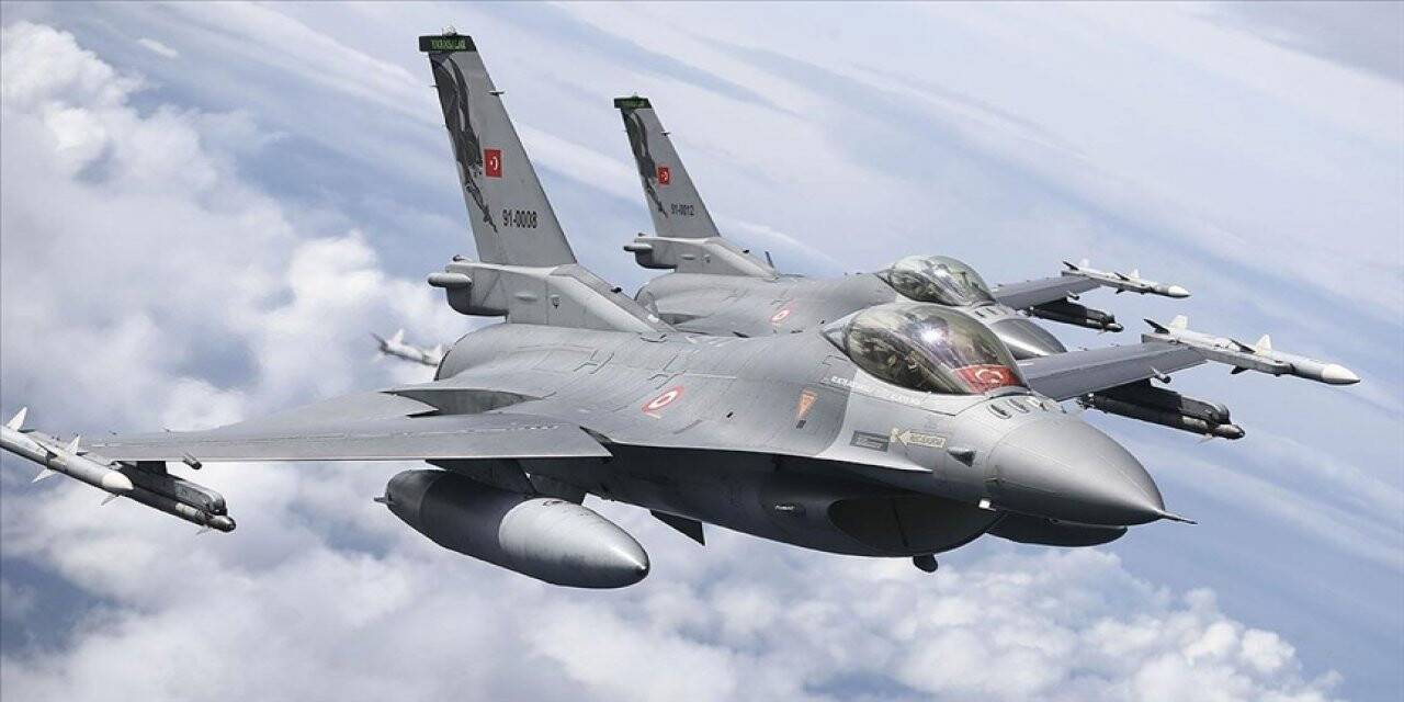 Türk F-16 savaş uçakları Polonya semalarında NATO sınırlarını koruyor