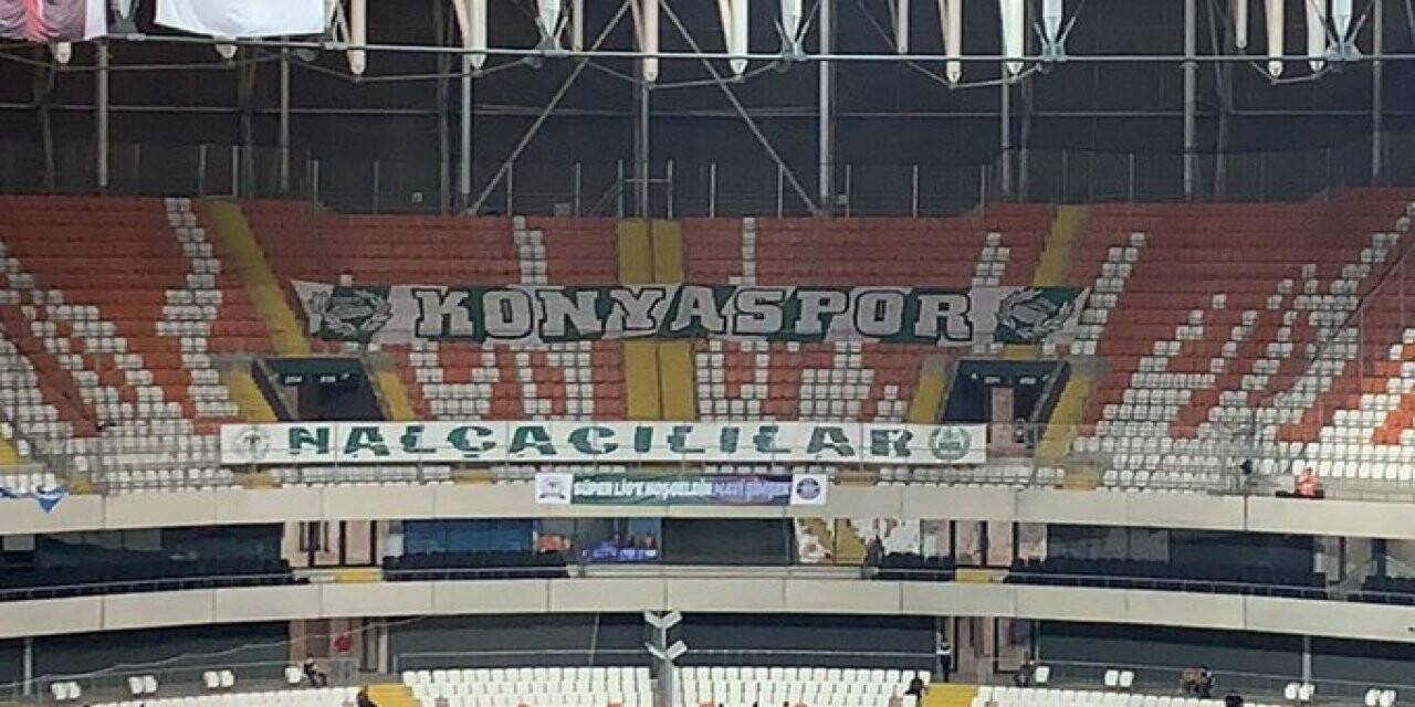 Konyasporlu taraftarlar "pankart"larla tribündeydi