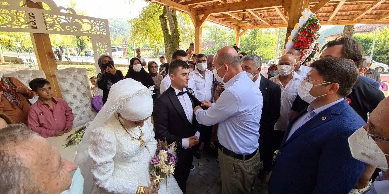 Bakan Soylu, sel bölgesinde yolunun üzerindeki uzman çavuşun düğününe katıldı