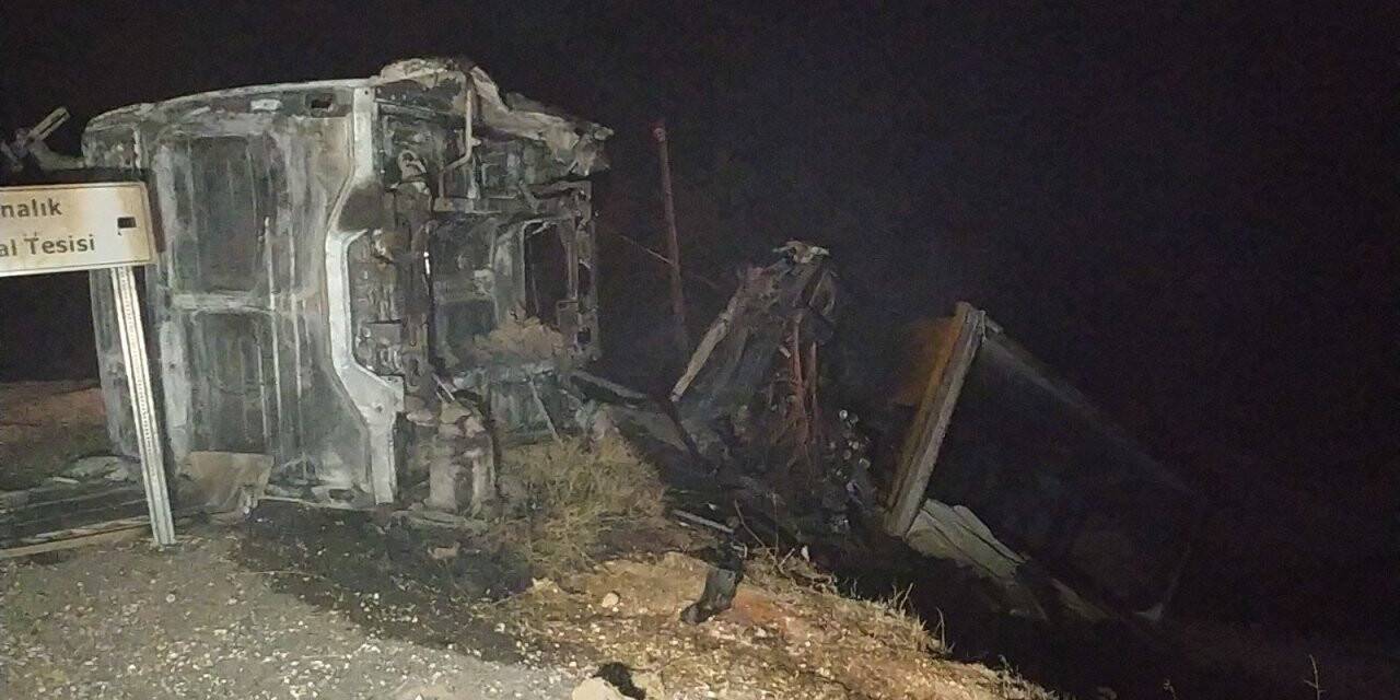 Freni boşalan tır, önce savrularak devrildi, sonra alev aldı