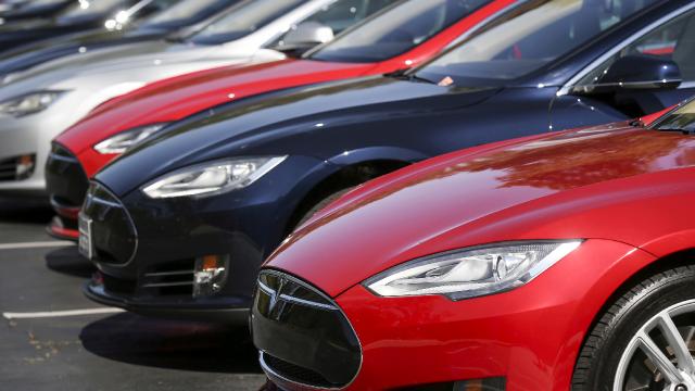 Gelişmiş sürücü destek sistemi bulunan Tesla iki araca çarptı