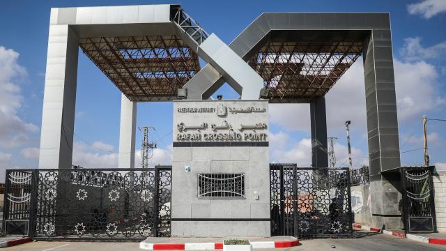 Mısır Refah Sınır Kapısı'nı yeniden çift yönlü açtı