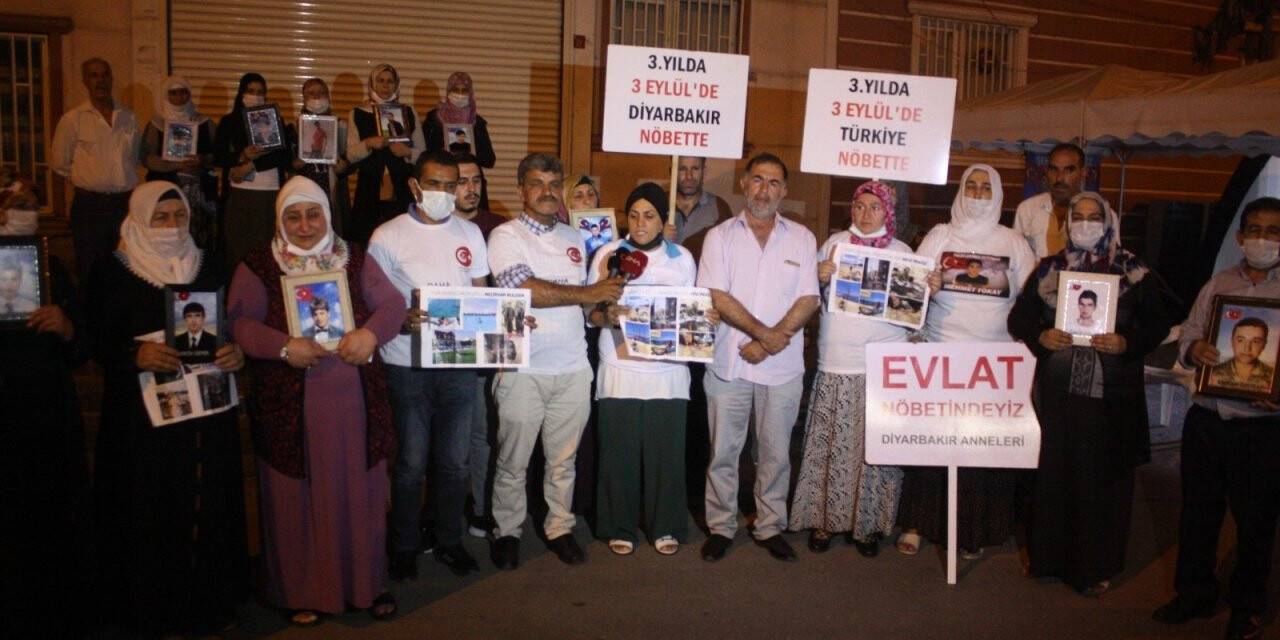 Diyarbakır’da ailelerin evlat nöbeti gece de devam ediyor